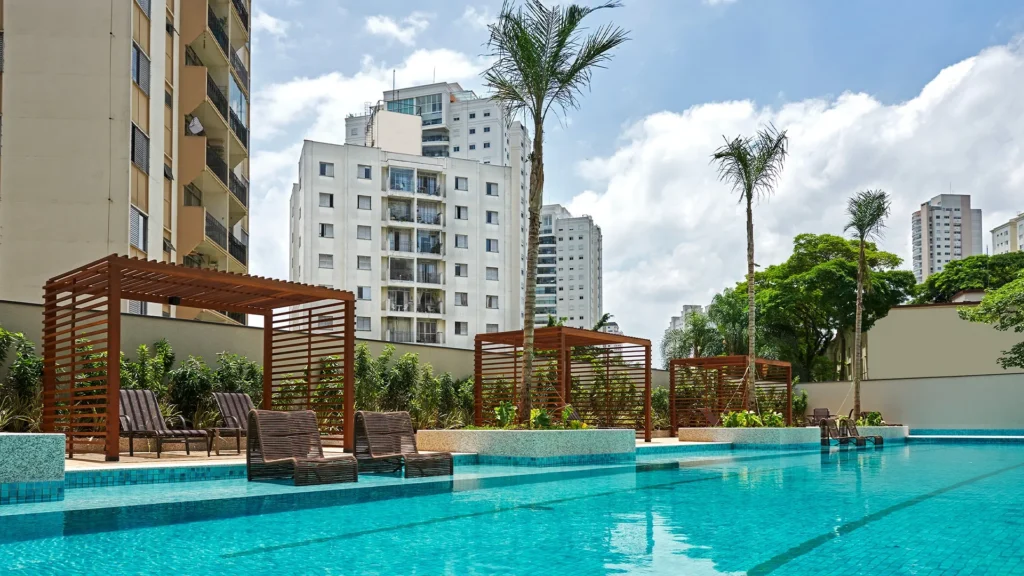 condominio-com-piscina condominio com piscina de agua azul