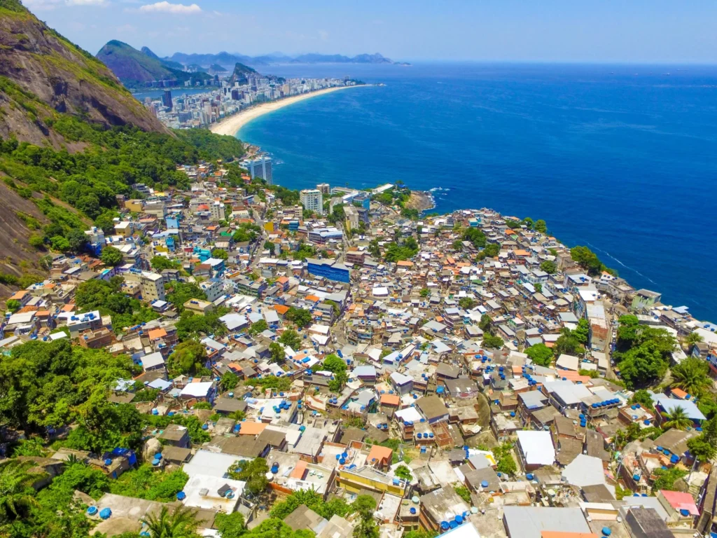 vista aérea da favela da rocinha na bahia de Guanabara